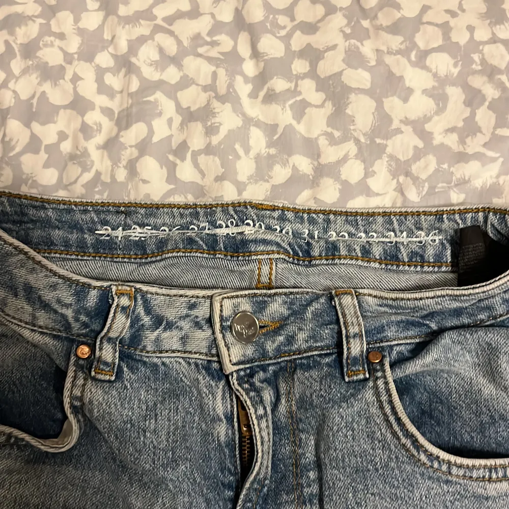 Jeans från bikbok. Säljer då dem är för korta för mig tyvärr.. Jeans & Byxor.