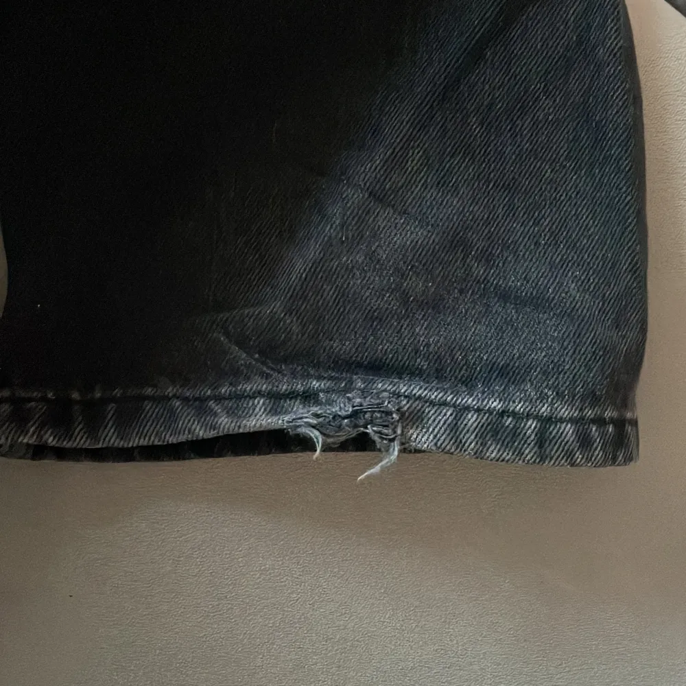 Säljer dessa jeans då dom inte längre kommer till användning. Använda ett par gånger. Har en liten defekt längst ner på högerbenet. Nypris 400kr💕. Jeans & Byxor.