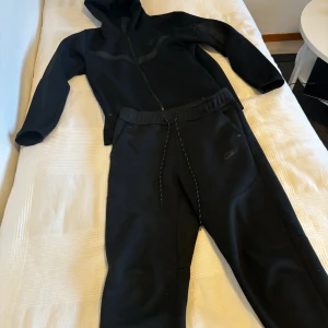 Nike tech set svart - Säljer mitt Nike tech set i svart!  Precis som ny, har haft dem i 2 veckor och fick dem i födelsedagspresent  Storlek M  Bra skick!  Hör av er för mer information och fler bilder!  Pris kan diskuteras!