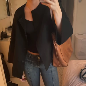 Svart kappa - svart trekvarts kappa med avtagbar päls köpt på zara aldrig använd