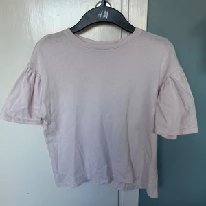 Rosa sommar tröja - Jätte söt tröja från zara, köpte för lite mer en ett halv år sen. I storlek 152-164 men passar mig som är 170/xs. Den är inte alls genomskinlig och på bilden är den lite skrynklig men de är bara att stryka ❤️köpte för 180kr