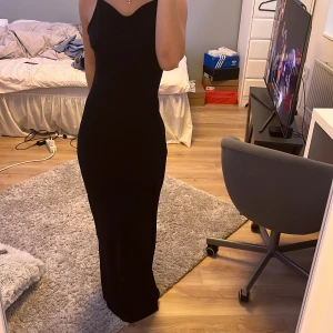 Balklänning - Jätte fin balklänning som har fin öppning i ryggen! Köpt i Frankrike för ca 1000kr och i storlek S typ. Endast använd en gång och i jätte fint skick! Hör av er vid frågor eller mått på klänningen! Lättare i materialet vilket gör den väldigt luftig!