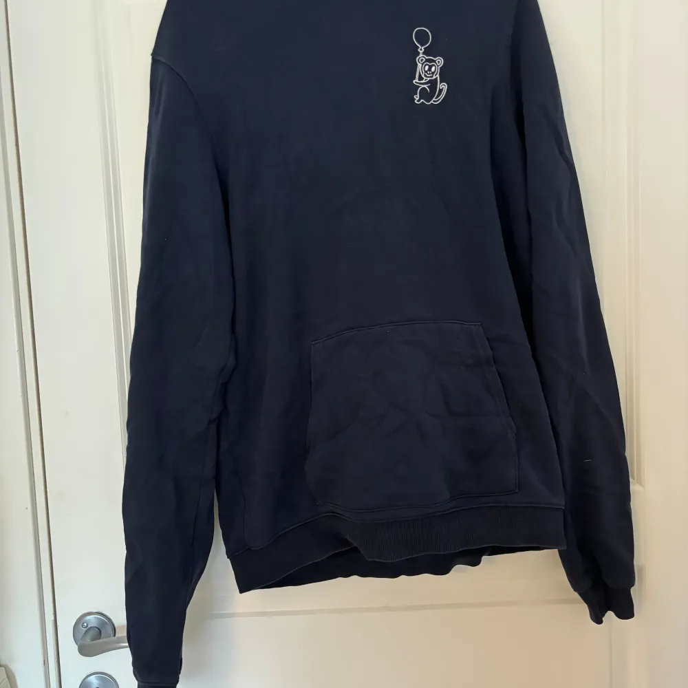 En mörkblå hoodie från Kids brand store. Storlek 170, men skulle säga att det är en xs/s. Knappast använd, inga defekter. Skriv för mer information!. Hoodies.