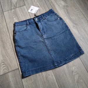 Jeanskjol - Stretchig jeanskjol i storlek 38. Den är ny/oanvänd med lappen kvar! 