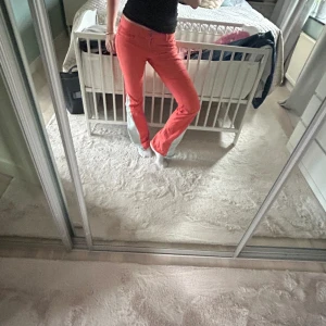 Oranga jeans - Super snygga oranga/korall färgade omsydda jeans🧡 Utsvängda!