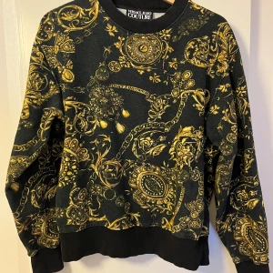 Versace jeans couture baroque sweatshirt  - Tröjan finns inte längre att köpa i butik eller online. Den är i väldigt bra skick och har använts några få gånger.  Buda gärna💯