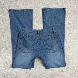 Flared Jeans - Midja: 75cm✨Innerben: 81cm✨Storlek: ”30” (passar ungefär S)❤️Jag på bilderna är 172cm🫶