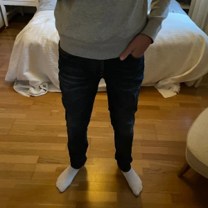 Nudie jeans, Grim Tim! - Tjena! Säljer nu dessa galet snygga jeansen ifrån märket Nudie. Jeansen är i storlek W31 L34! Modellen är Grim Tim och passformen är Slim fit! Jeansen är i en snygg marinblå färg och skicket är bra! Vid funderingar är det bara att höra av sig🙌😉