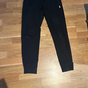 Polo Ralph lauren mjukisbyxor  - Hej, säljer mina polo Ralph lauren mjukisbyxor i stl xs/164, skick 8/10  Säljer pågrund av att jag inte använder dom längre. Nypsis 1800 mitt pris 550 