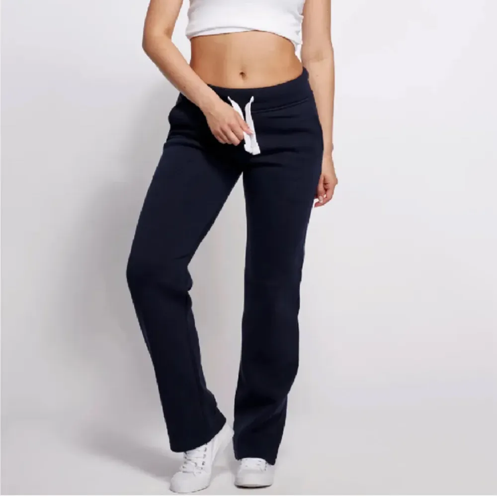 Ett par helt nya russemerch byxor som jag köpte i fel storlek och skulle väldig gärna vilja byta mot ett par i XS, går även bra att köpa för 450kr🩷. Jeans & Byxor.