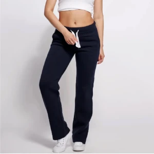 Russemerch byxor - Ett par helt nya russemerch byxor som jag köpte i fel storlek och skulle väldig gärna vilja byta mot ett par i XS, går även bra att köpa för 450kr🩷