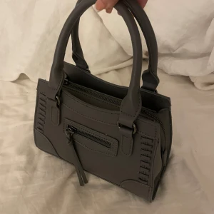 Väska  - Såå fin väska, i nyskick🙏 Köpt ifrån Gina Tricot ❤️