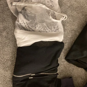 Hoodie - Hej! Säljer dessa två hoodies den svarta ifrån h&m och den andra köpt på plick båda för 200💕💕