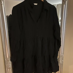 Söt sommar klänning  - Enkel basic klänning perfekt att dra på sig! Använd två gånger sedan bara hängt. 