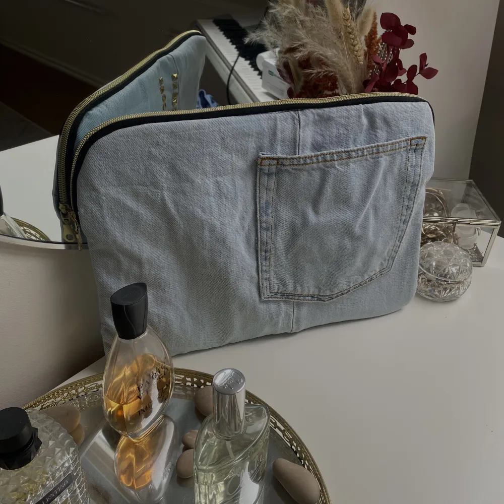 Datorfodral från denimcase uf (mitt egna uf företag). Fodralen är tillverkade av återvunna jeans och passar 13”, såsom MacBook och tinkpads. Tidlösa, snygga och framförallt miljövänliga💓 tveka inte att höra av er vid fler frågor!  Instagram: denimcaseuf. Accessoarer.