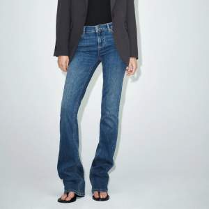 Super snygga lågmidjade jeans från Zara som sitter så snyggt! Säljer pågrund av att jag har massor liknande