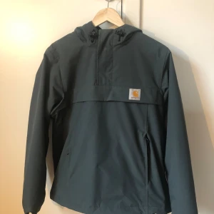 Carhartt nimbus jacka  - Mörkgrön Carhartt jacka modell nimbus. Vattenavvisande och vindtät med fleecefoder, storlek xs.