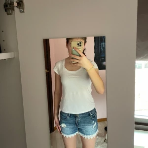 Jeans shorts  - Fina jeans shorts med spets söm längst ner,är i bra skick.