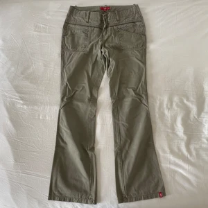 Vintage wide leg bootcut jeans byxor cargobyxor  - Väldigt lika de poppis gröna jeansen från hm! Mått (mätt platt): midja - 38/39x2, innerbenslängd - 81/82 (cm). Supersnygga!💋