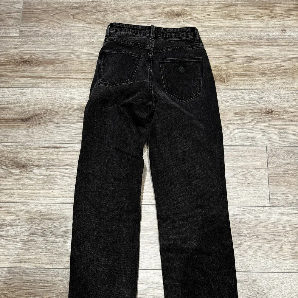 Säljer då ja har för många jeans, strl W24 L34, straight jeans i passform sitter väldigt snyggt på mig som är 164. Jeans & Byxor.