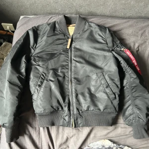 Äkta alpha industries inc. Bomber jacka  - Det är en fräsch stilig jacka perfekt inför våren och som är väldigt lite använd. Storlek medium! Nypris 2200 kr säljer för 1299