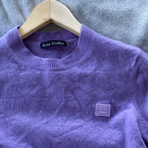 Lila Acne Ulltröja i XS 💜  - Så fin och skön tröja från Acne i 100% Ull. Inget att anmärka på, har klippt av materiallappen i tröjan pga kliade. 