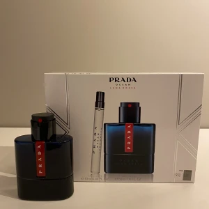Prada luna rossa ocean  - Här har vi Prada luna rossa ocean det är en väldigt fräsch parfym som utger väldigt goda noter. Den är intill helt full, har sprayat två sprut med den. Sample följer med såklart.