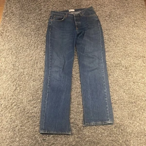 Lågmidjade mörkblå jeans - Säljer dessa lågmidjade jeans. Kommer aldrig till användning längre. Har används få gånger inte mycket. De har en uppklipps slits så de skulle bli mer bootcut men går såklart att sy igen. Hör av er, pris kan diskuteras💕💕