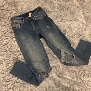 ONLY jeans XS 30 - Favoritjeansen letar ny ägare!🥹 Välanvända, obs något slitna en av skärpögglorna på baksidan har släppt. (Se bild) Tight passform & mycket stretchiga 👖  Designhål i båda knäna, korta fransar längst ner vid ankeln💫  Strl XS , längd 30