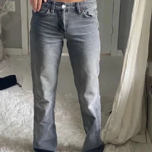 Gråa lågmidjade jeans - Säljer dessa lågmidjade jeansen. Är lite använda men ingen skada eller liknande. Säljer på grund av att de är allt förstora. Hör av er vid frågor pris kan diskuteras💕💕
