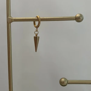 örhänge i rostfritt stål  - handgjorda örhängen i rostfritt stål💗1st för 50kr eller 2st för 80kr🌸🌸Går också att göra custom made❤️‍🔥🙌