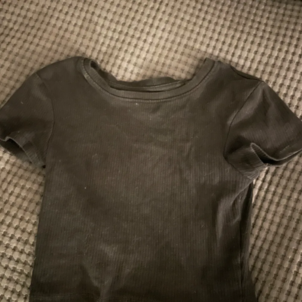 Supersöt tajt svart t-shirt från New yorker🖤 säljs pågrund av att denna inte använd och på gränsen till för liten!!💞 står inte för frakten!❣️. T-shirts.