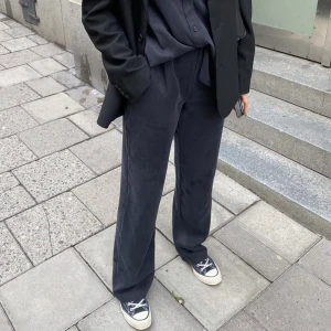 Djerf Avenue Ash on the go pants - Säljer mina ash on the go byxor från djerf avenue. Köpte 2021 och har använt sparsamt. Lite skavda vid ena hälen, annars i fint skick🩷 Jag är 168💓