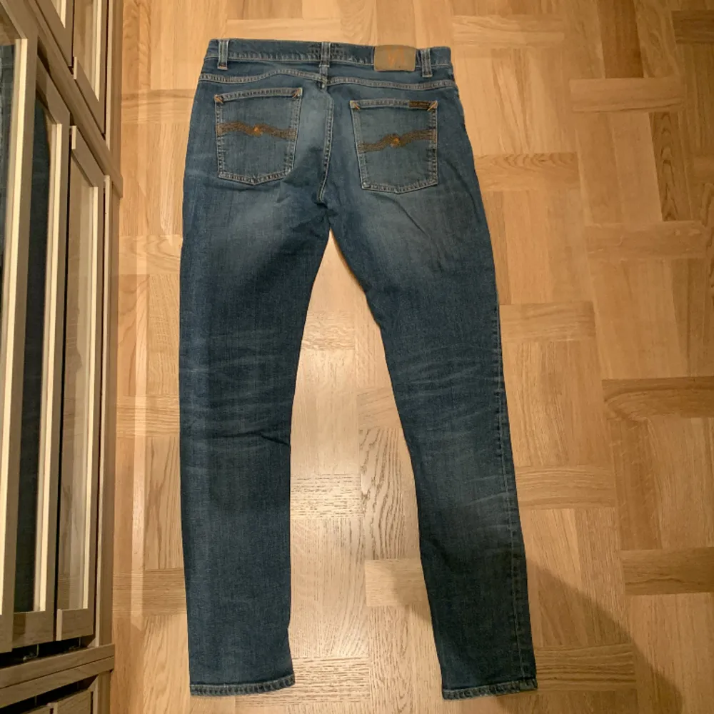 Säljer dessa jeans från Nudie | Modell: Tight Terry | Storleken på Jeansen är 33/34 | Skicket på jeansen är mycket bra utan några defekter | Mitt pris: 499 - Nypris: 1600kr | Hör gärna av dig vid minsta lilla fråga! | . Jeans & Byxor.