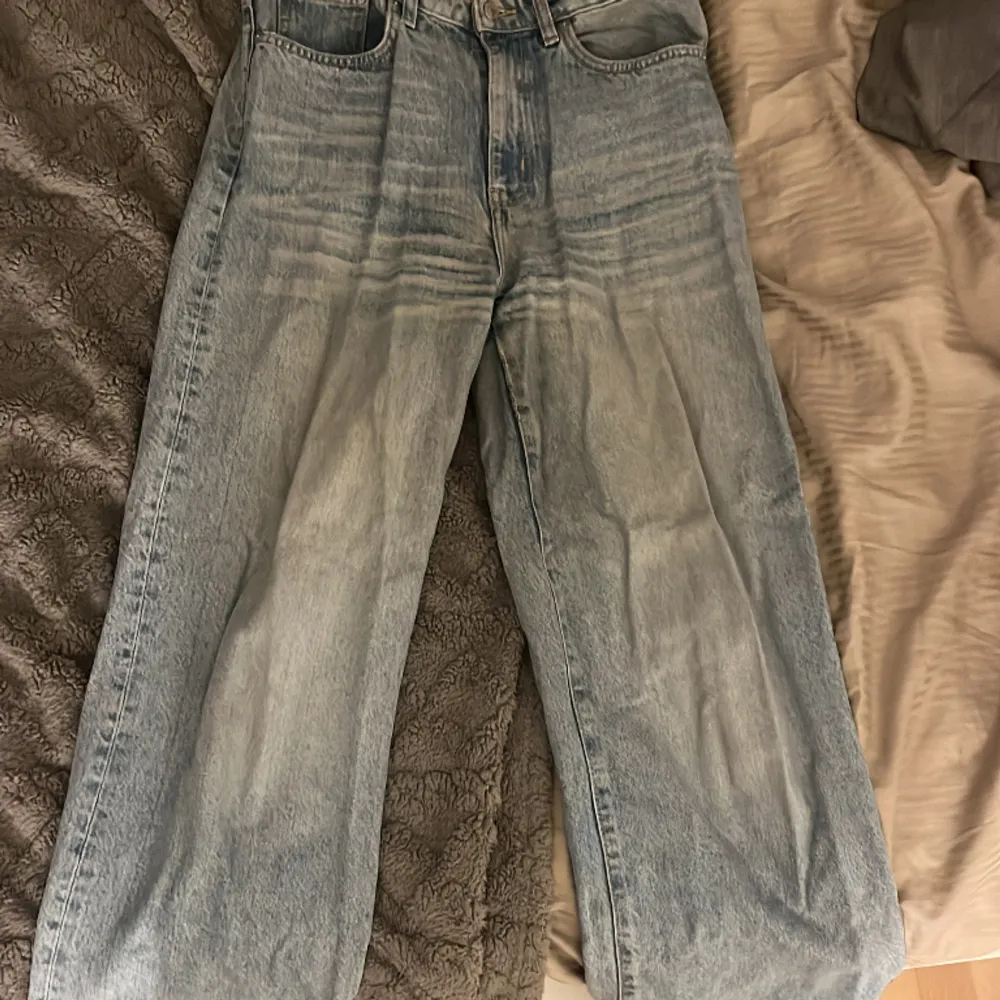 blåa jeans från lager 157!! köpte för ett par år sedan men har vuxit ur dem nu!! därav säljer jag dem! de är högmidjade och lite vida ben!!. Jeans & Byxor.