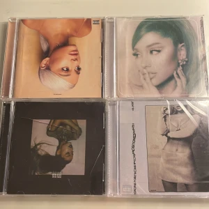 Ariana grande cd - KOM PRIVAT FÖR SWISH🛑 Alla har spelats ändas två gånger förut!  Positions singeln är helt ny forfarande i plast  Övriga: 100kr/st positions singel: 150kr☺️säljer allt Ariana grande merch jag äger, då jag inte är ett fan mera  längre 