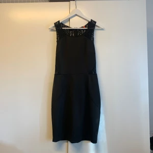 Svart klänning  - Klänning till finare högtider med spets i ryggen🖤 från Only, liten i storleken