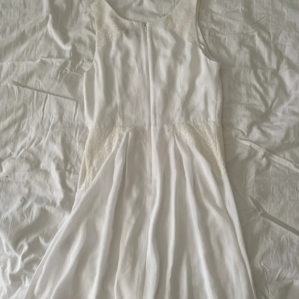 Fin skön vit klänning perfekt för sommaren eller skolavslutningen:) storlek 36, dma vid fler frågor eller bilder . Klänningar.