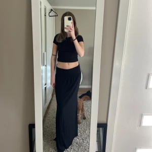 Långkjol - Superfin långkjol med slits, lite stor på mig