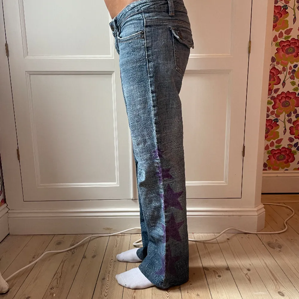 Så fina jeans med stjärnor, modell 169! Lowwaist❤️‍🔥. Jeans & Byxor.