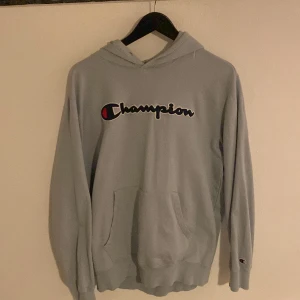 Champions hoddie  - Säljer min blåa Champions hoddie. Den är använd ett antal gånger men inget fel på den. Köpt för ungefär 600 från början. Storlek är XXL men den är ganska liten i storlek