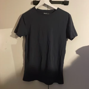 Blå/grå tshirt - Tshirt från basic you i stolen s Är mer blå än grå men har fortfarande lite grå under ton