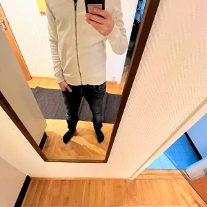 Lindbergh cardigan - Tjena! Säljer nu denna riktigt feta Lindbergh cardigan // Skick 9/10 som ny! // Modellen är 175 cm // Vid frågor eller funderingar kom pm🙌