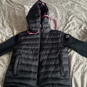 Monclear jacka  - Vill sälja den pågrund av den är för liten fick den förra veckan ej äkta pris går att diskuteras vid snabb affär 