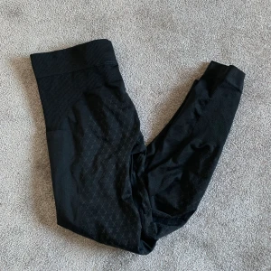Svarta ridbyxor - Säljer dessa svarta ridbyxorna från CRW 🤍 de är inte så använda men de är perfekt för sommaren då de är lite tunnare 😊