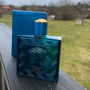 Säljer min Versace Eros EDT parfym 100ml - 100 ML Eros EDT för 420.nypris 900/1200 har använt 10% därför lågt pris köpt på kicks.(lägsta pris 400. Boxen ingår 😊fråga på bara.