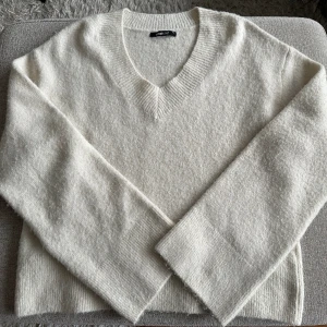 stickad gina tricot xs - Krämvit stickad från gina tricot  storlek xs noppig men annars fint skick 