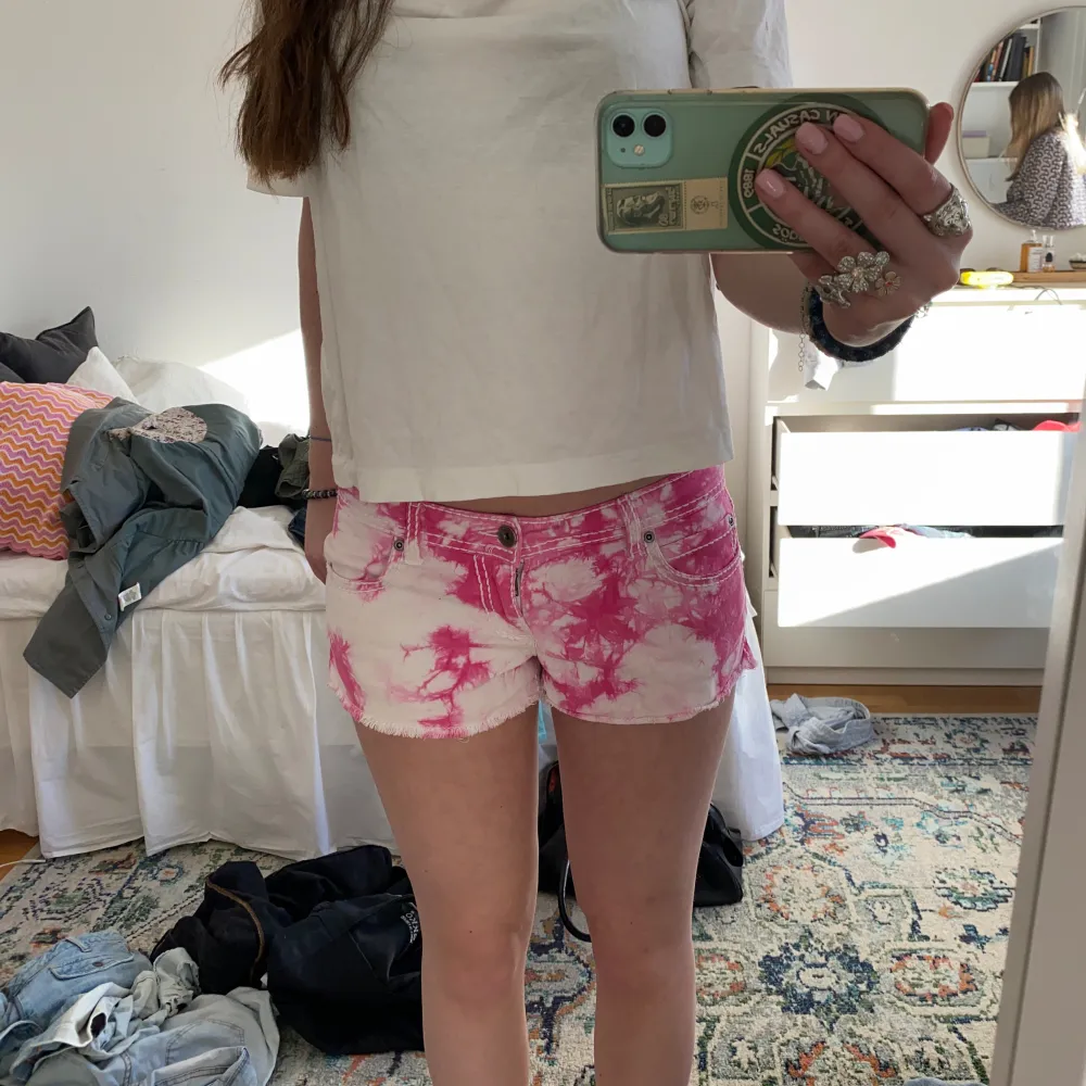 Så fina tie diy jeansshorts i rosa! Passar S🩷. Shorts.