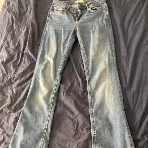 Jättesnygga utsvängda jeans från zara