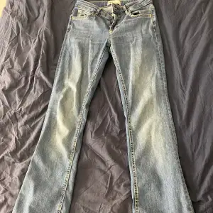 Jättesnygga utsvängda jeans från zara